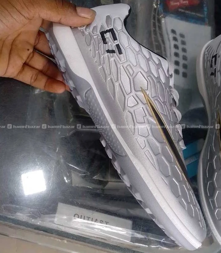 Footshal shoes with free shock
