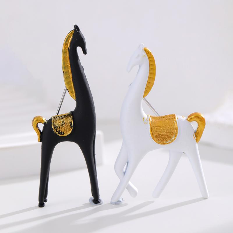 1PCS New Creative Animal Horse Brooch Fashion Personality Pony Pin Men And Women Accessories Holiday Gift