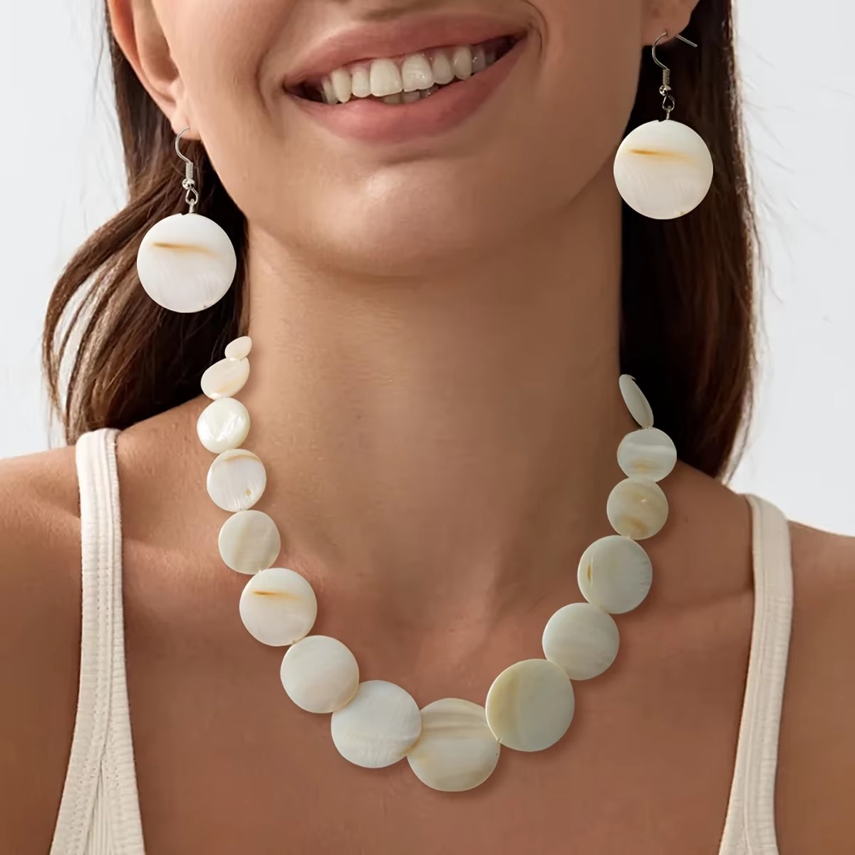 1 necklace +1 pair of earrings Bohemian beach resort-style natural shell necklace and earrings set