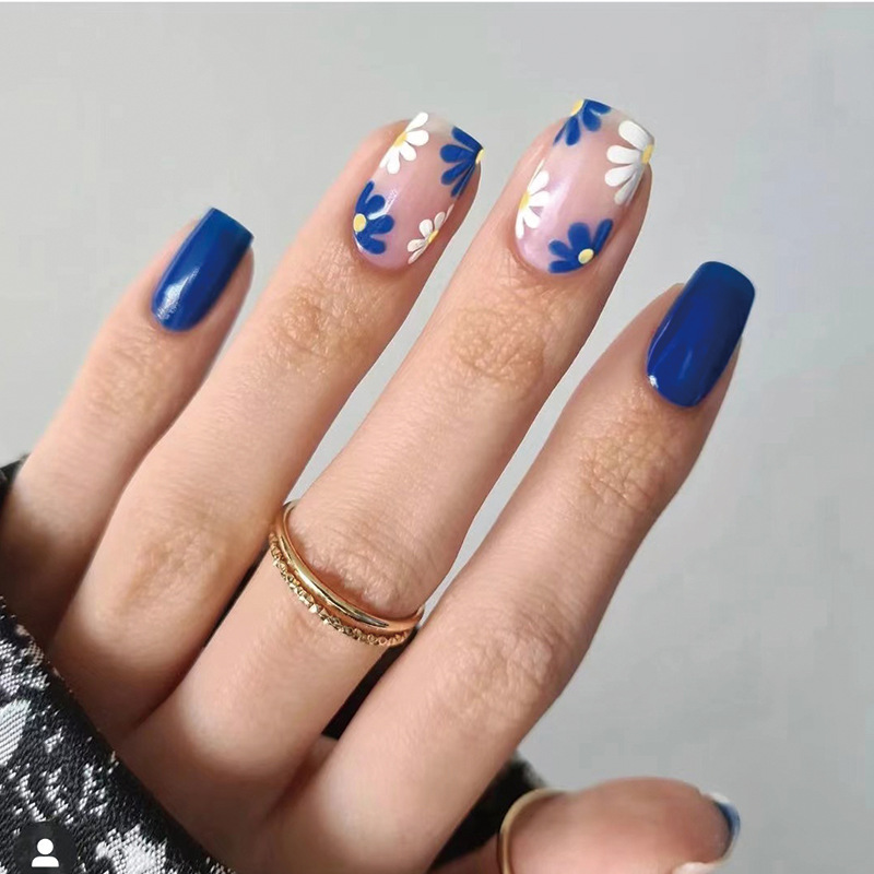 24Pcs/Set Short French Wearing False Nails Blue and White Small Flowers Press on Nails Clips Removable Acrylic Fake Nails Art