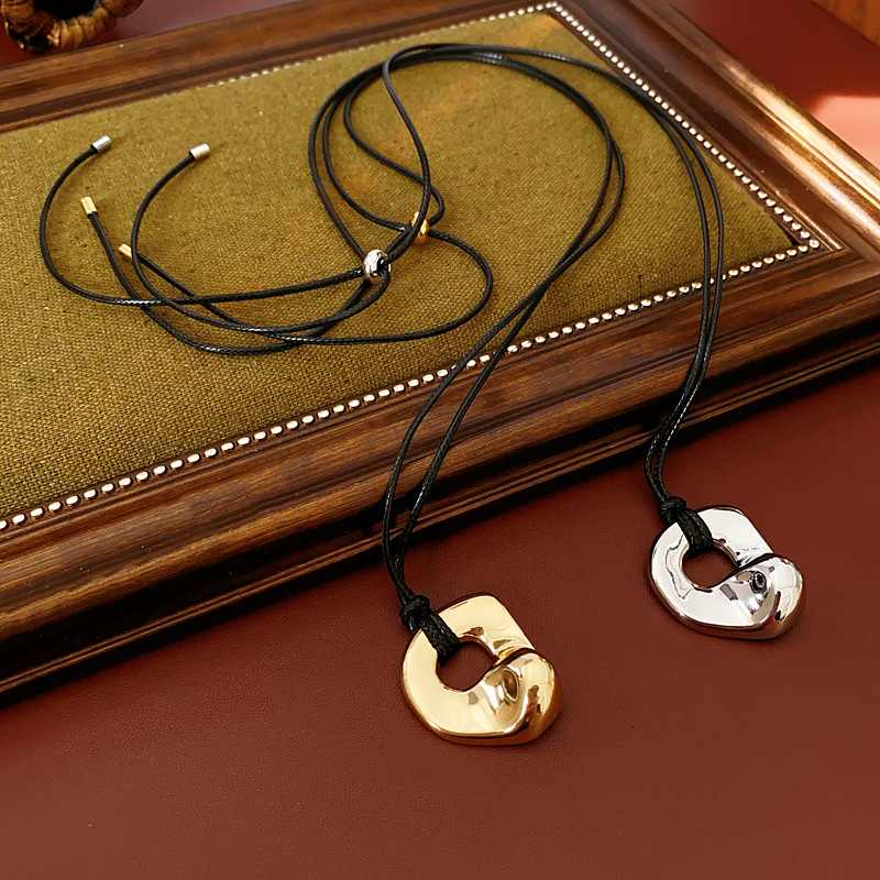 Hollowed Irregular Geometric Round Pendant Necklaces For Women Black Adjustable Long Chain Necklace Simple Fashion Jewelry A
