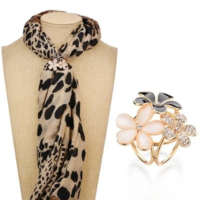 1Pcs Fashion Flowers Brooch Scarf Buckle Bouquet Luxury Crystal Rhinestone Scarf Clips For Women Christmas Xmas Romantic Jewelry