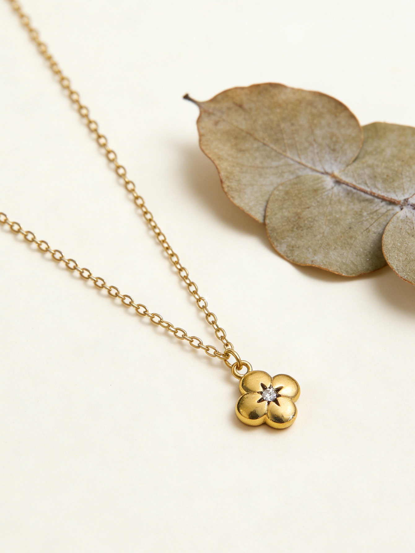 Modern Minimalist Luxury Delicate Compact Fresh Stainless Steel 18K Gold-Plated Openwork Four-Leaf Clover Earrings For Women pen gpt