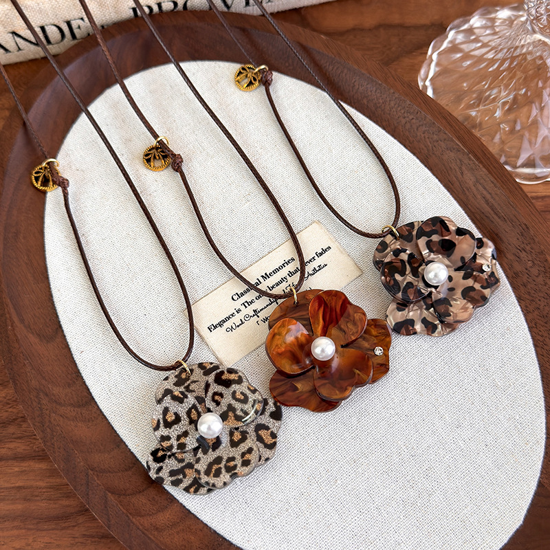 Vintage Maillard Brown Leopard Print Flower Pendant Necklace Women 2025 New Autumn Winter Sweater Chain Fashion Accessory pen gpt
