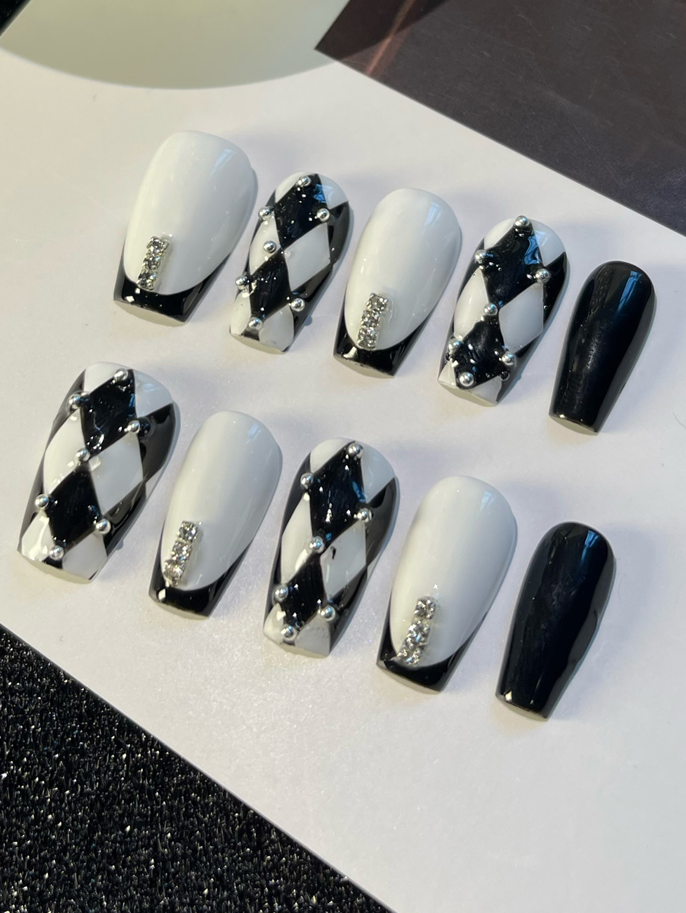 10pcs Press On Nails Black and white checkerboard pattern simple Office DailyWear False Nails Artificial Nails Kit