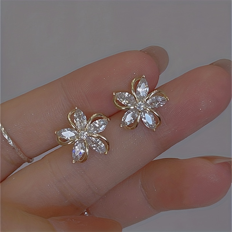 1 pair of Japanese and Korean five petal flower zircon earrings for women's fashionable and versatile graduation season as a gif