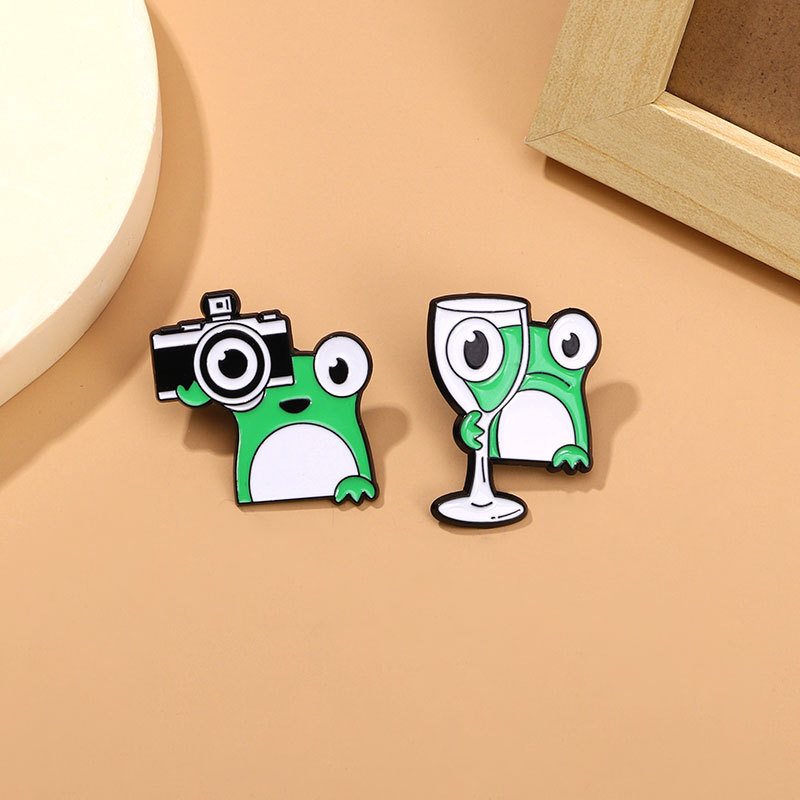 2pcs Cute Cartoon Funny Frog Enamel Brooch Creative Goblet Camera Lapel Pin Badge Backpack Clothing Hat Accessories