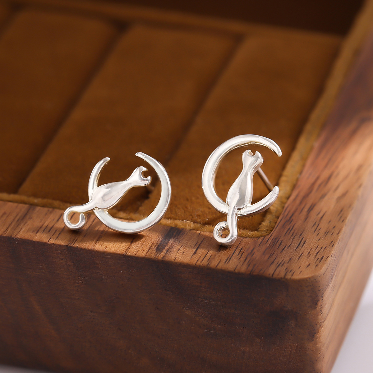 Exquisite Creative 925 Sterling Silver Jewelry Cute Sweet Simple Cat On The Moon Female Stud Earrings E097