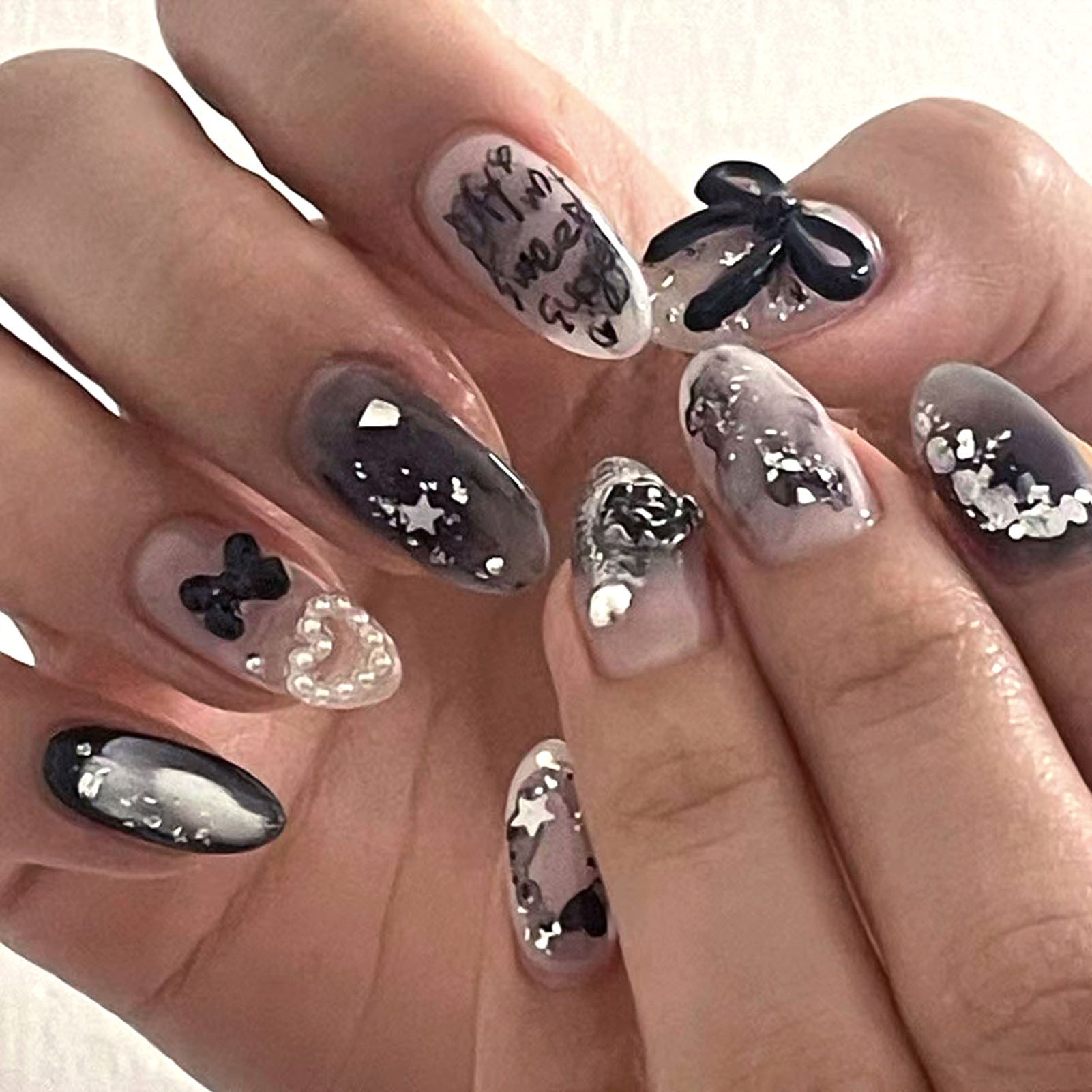 24pcs Y2k Gradient Balck Fake Nails 3D Bowknots Heart Shape Pearl Silver Star Decor Press On Nails Flash Sequins Sweet Cool Nail