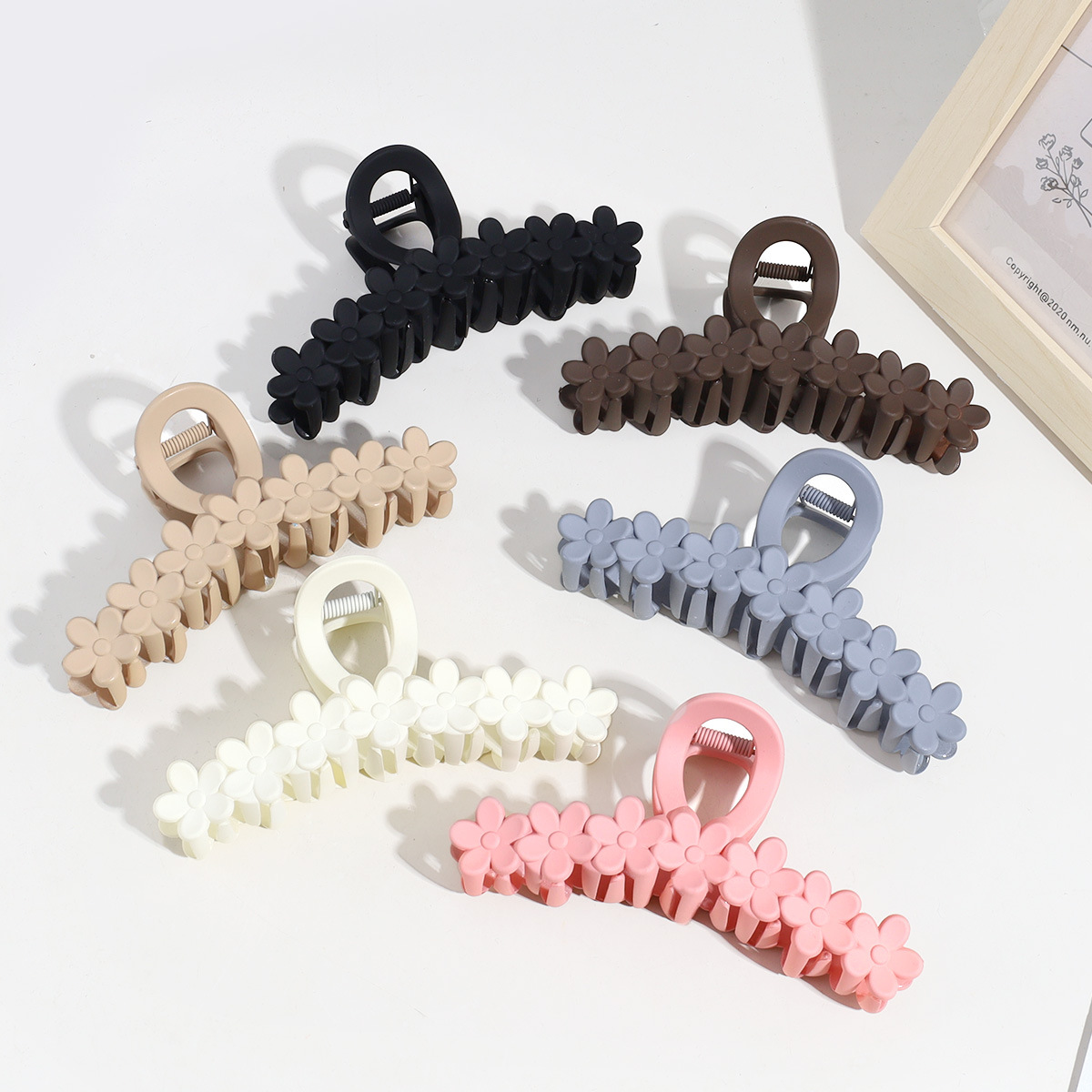 1pc Solid color 13cm large simple flower clip fashionable and elegant, shark clip at the back of the head hair accessory