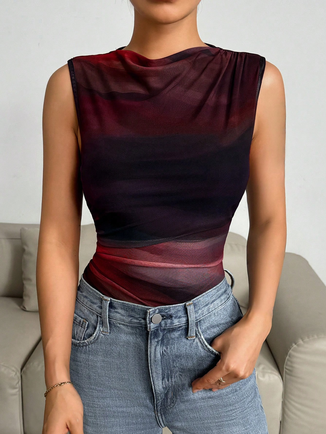 The new spring and summer women's digital printed mesh fabric patchwork unique pleated vest jumpsuit is a stylish, form-fitting