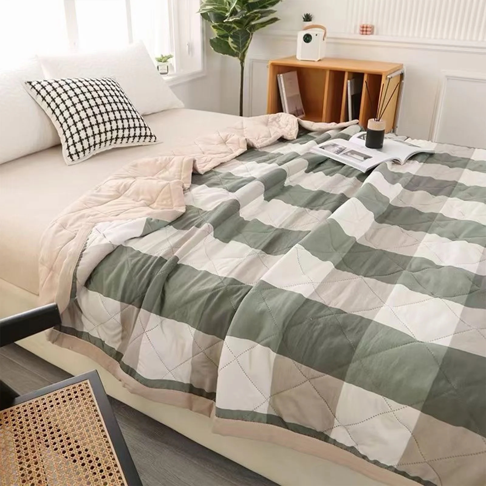 Family Comfortable Lightweight Quilt Creatively Plaid Design All Season Use Soft Quilt Bedroom And Living Room Breathable Quilt