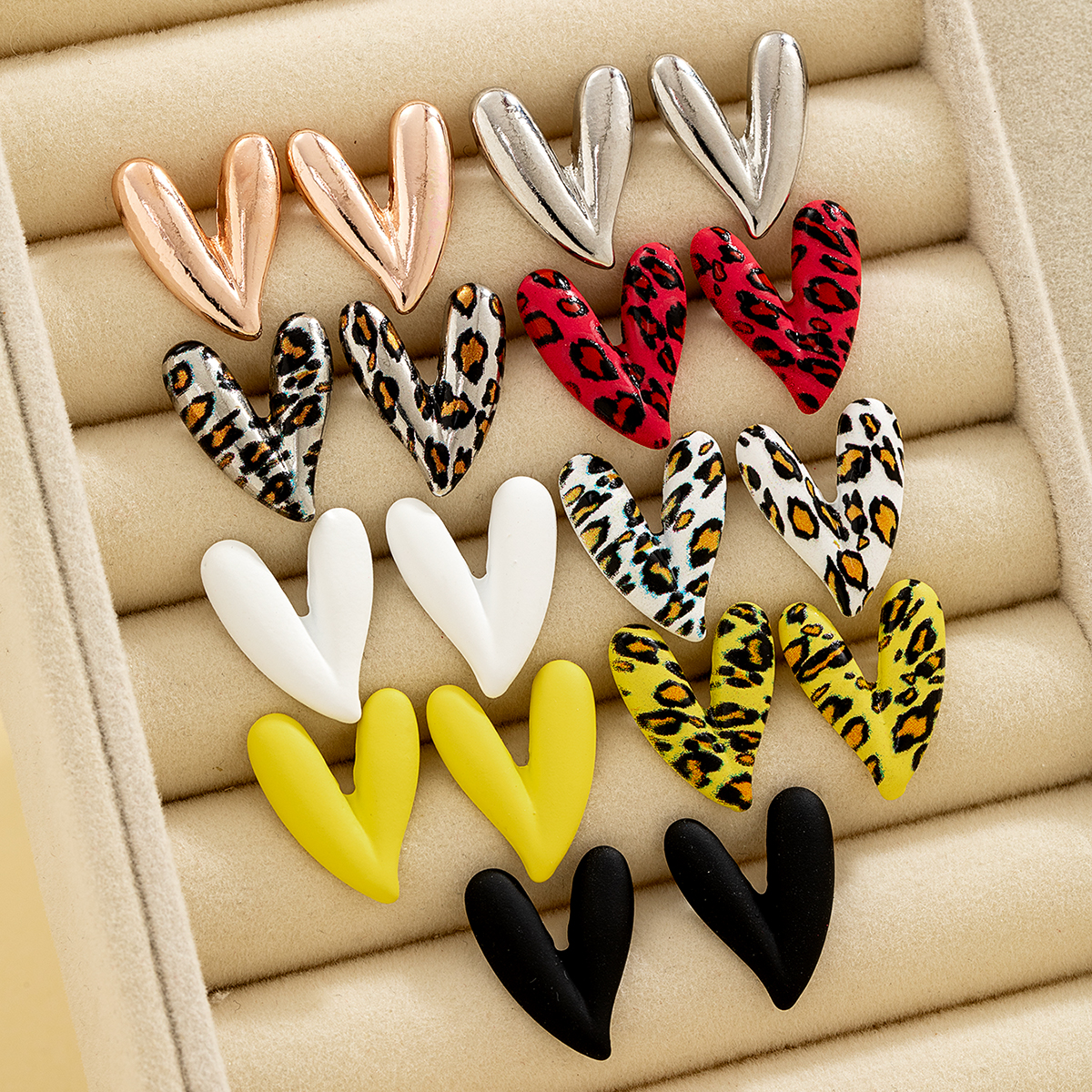 1 pair of fashionable and colored painted leopard print heart-shaped earrings for women, versatile for daily use