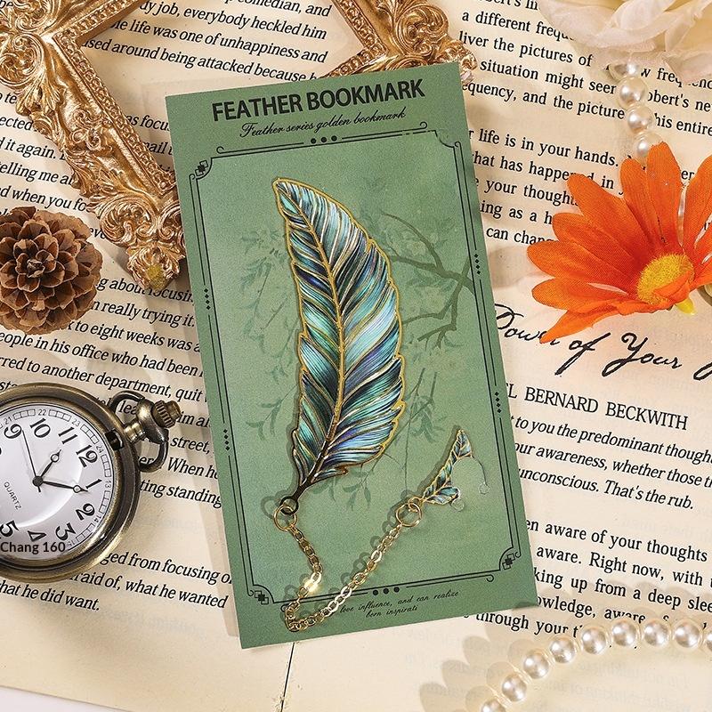 Hot Sale 1Pcs Exquisite Book Page Divider Vintage Feather Gold Stamped Metal Bookmark With Metal Chain Pendant Office Stationery