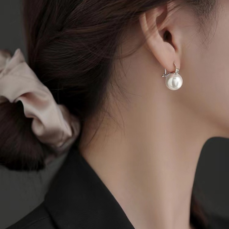 1 pair of elegant 925 silver needle pearl earrings, light luxury and high-end ladies earrings, a Mother's Day for mother