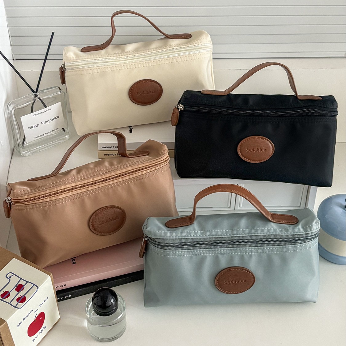 New Nylon Cosmetic Bag with Leather Label Lightweight Portable Toiletry Bag Fashion Travel Makeup Organizer for Women Men