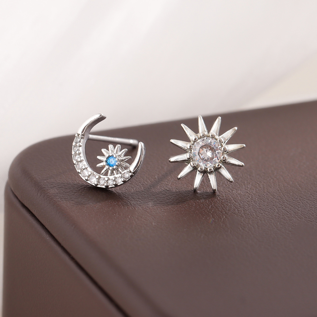 New Arrival Fashion Temperament 925 Sterling Silver Jewelry Fresh Asymmetric Moon And Sun Crystal Popular Stud Earrings E066