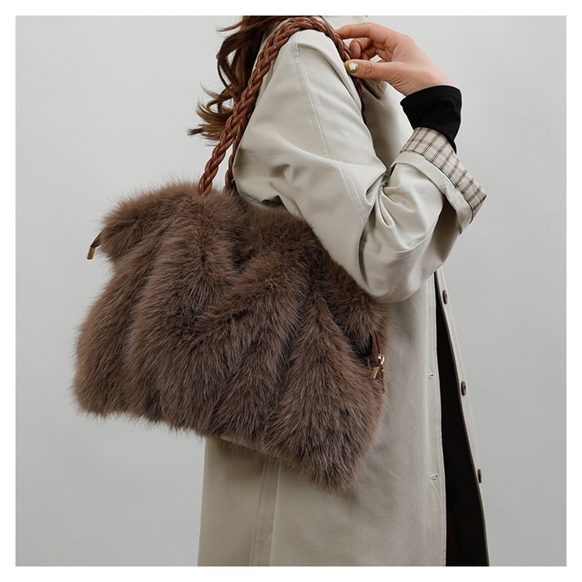 Women's Fashionable Plush Large Capacity Tote Bag High-end Pleated F Fur Shoulder Crossbody Bag Commuter Bag with Metal Chain