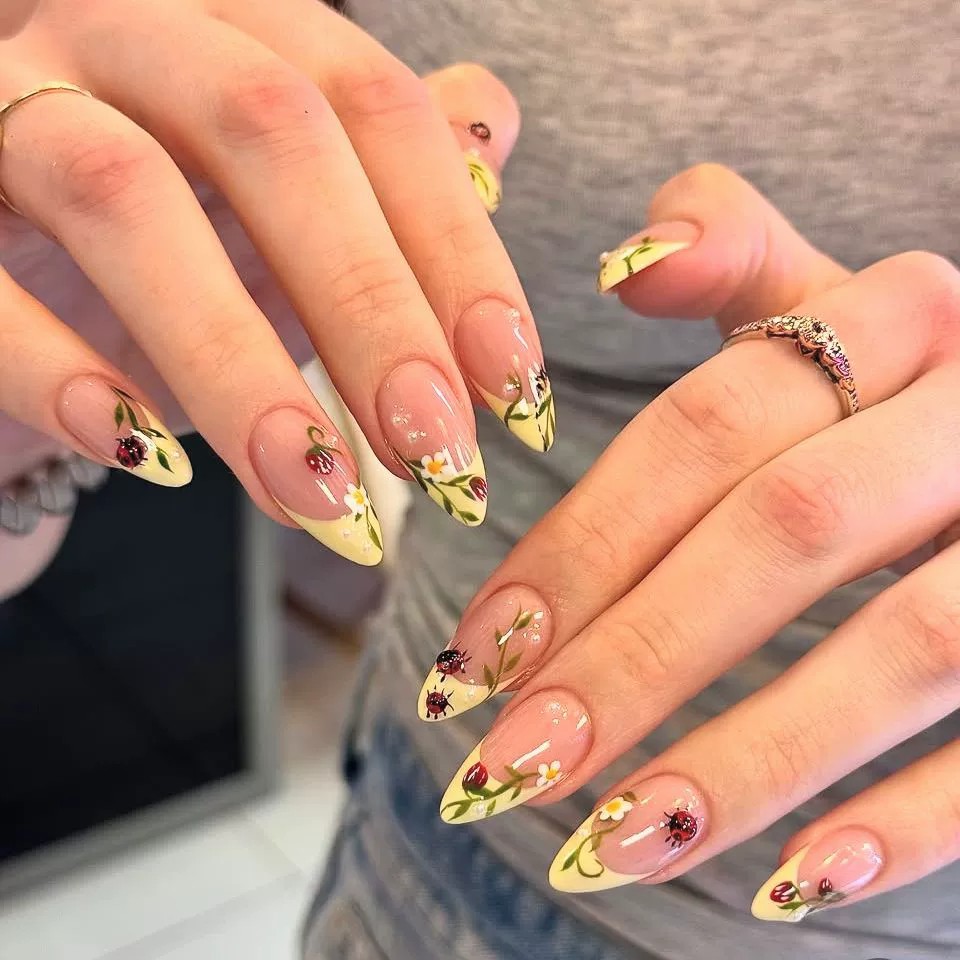 24pcs Dopamine Yellow French Almond False Nails Elegant Garden Pattern Press On Nails Fashion Animals Wearable Fake Nails Long