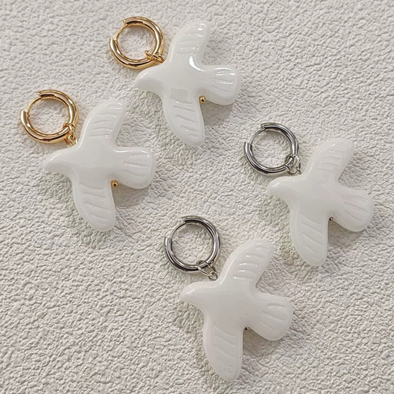 New Acrylic White Peace Dove Pendant Earrings for Women Vintage Geometric Metal Round Ear Buckle Elegent Jewelry