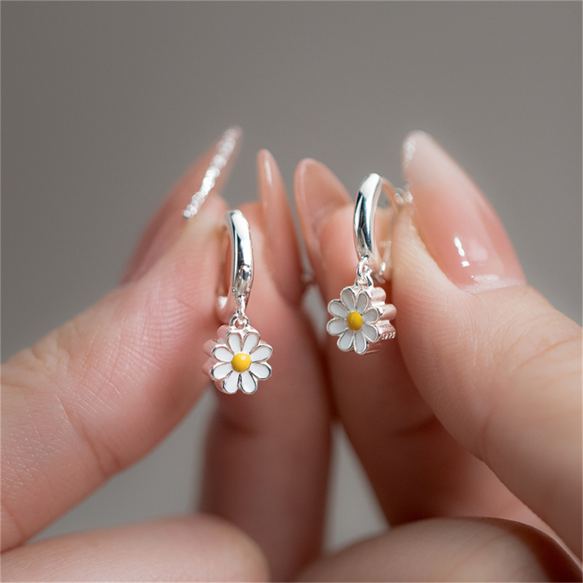 Cute Daisy Flower Pendant Stud Earrings For Women Trendy Korean Sweet Sunflower Small Floral Earrings Wedding Party Jewelry pen gpt