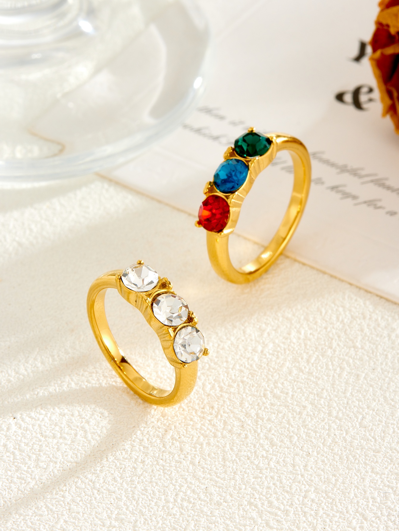 1 Piece of Stainless Steel 18K Gold-Colored New Style Minimalist Geometric Round Ring with Colorful Rhinestones, Fashionable and Versatile, Creative, Luxurious, Vintage, and Light Luxury, Suitable for Women to Wear Daily or at Parties, as a for Girlfr...