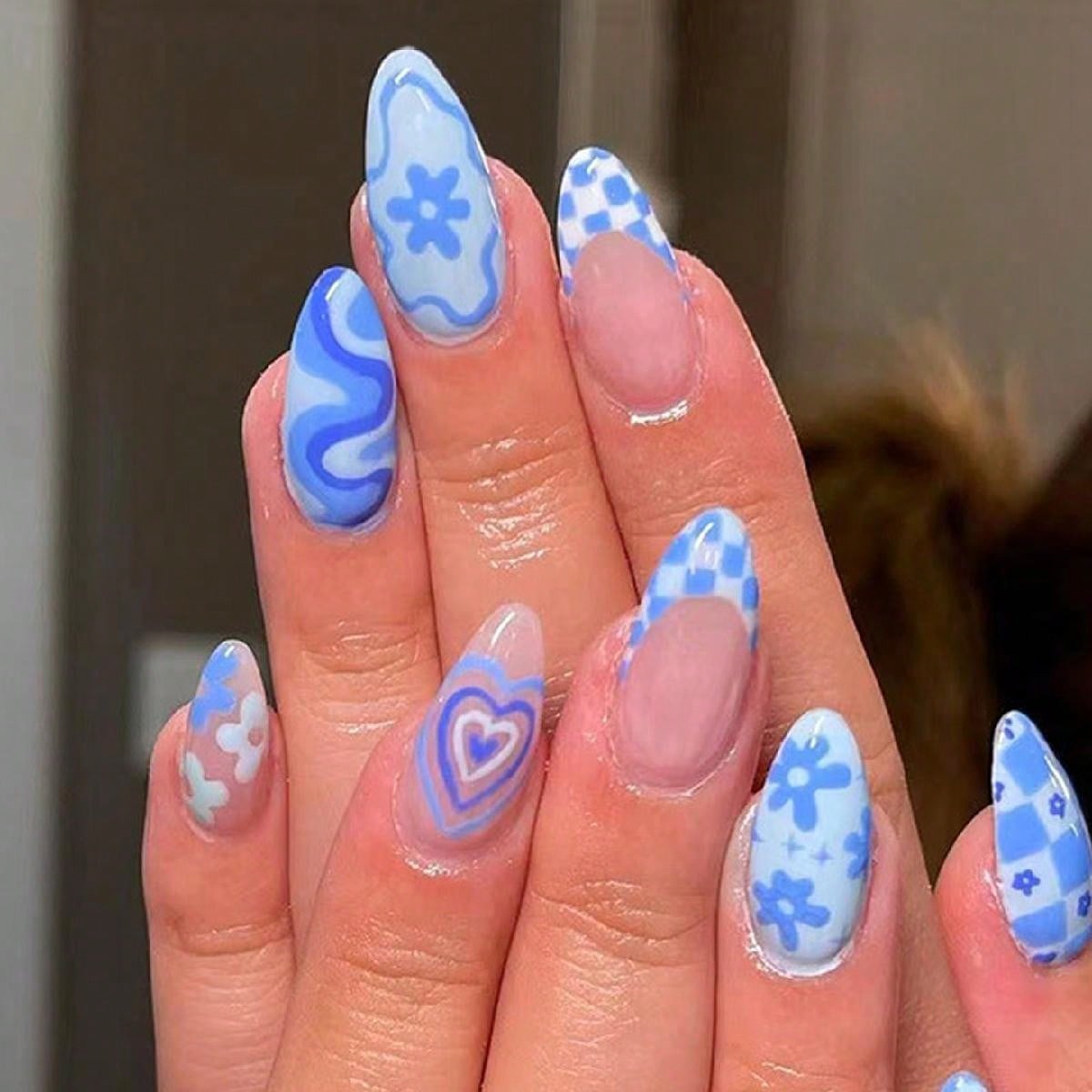 24PCS - Almond Fake Nails Instantly Upgrade Your Look, Blue Heart, Flowers Speckled Pattern Decoration, Simple and Generous, Sui