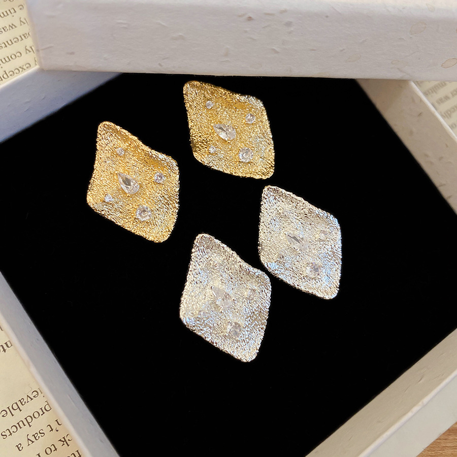 2026 New Zircon Rhombus Pleated Stud Earrings Fashion Temperament Earrings Light Luxury High Grade Jewelry for Women