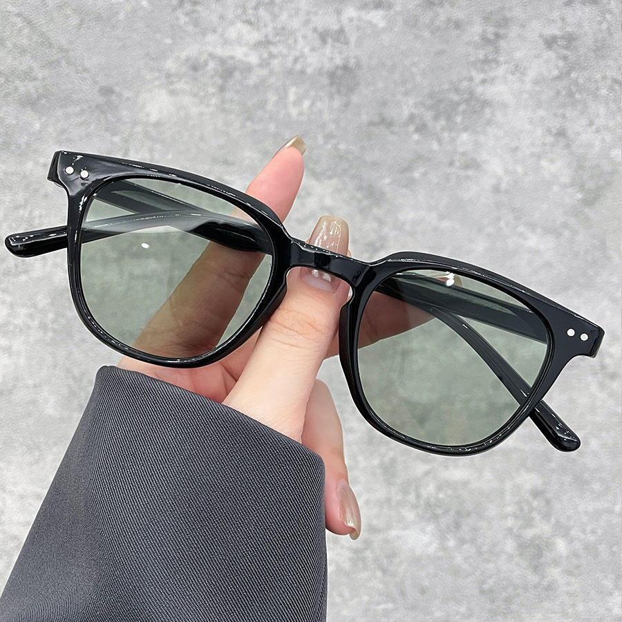 Gradient blush pink lens sunglasses small round classic design casual travel fashionable unisex Eyewear vacation sun Glasses
