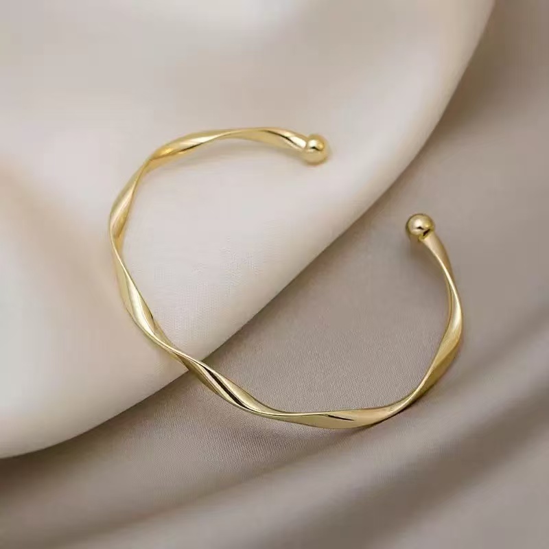 1PCS Golden Charm Bracelet Women's Minimalist Fashion Twisted Couple Cuff Bracelet New Fashion Jewelry Girls' Daily Wear
