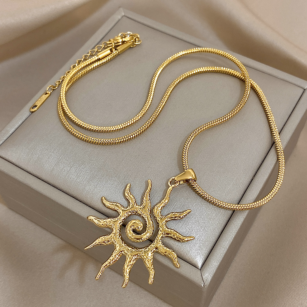 Vintage Chic Sun Shaped Pendant Stainless Steel Necklace Statement Golden Fashion Jewlery Accessories Women Men Couple