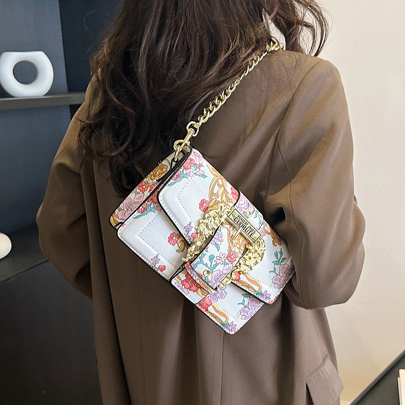 Stylish Women Mini Crossbody Bag Cute Design Faux Leather Material with Zipper Pocket Lightweight Convenient for Short Trips