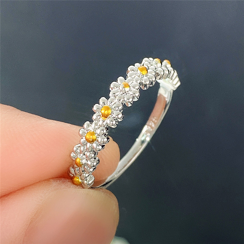 Huitan Aesthetic Little Daisy Rings for Women Simple Stylish Bridal Wedding Party Finger Ring Delicate Love Gift Fashion Jewelry