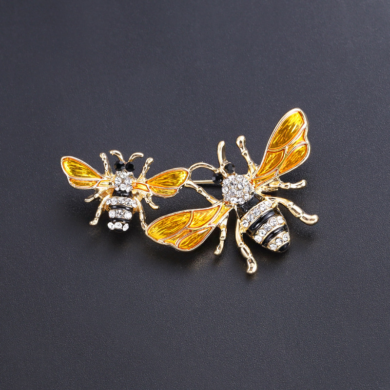 Retro light luxury bee brooch temperament simple insect brooch fashionable and cute small pin anti-light collar pin