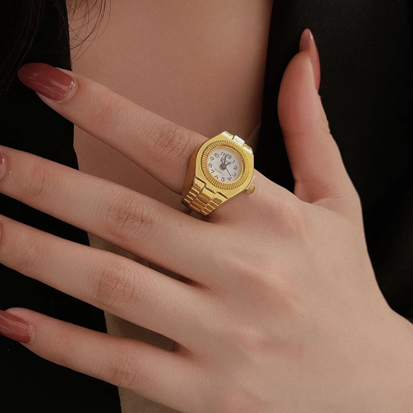 1PCS Aesthetic New Design Mini Retro Watch Round Creative Quartz Watch Couple Ring, Fashionable Men and Women Daily Wear Party A