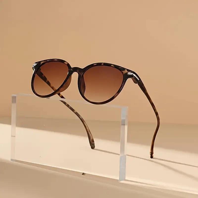 1Pc Fashionable Round Frame Design Tortoiseshell Glasses Simple Fashion Daily Casual Lightweight Portable Unisex Glasses