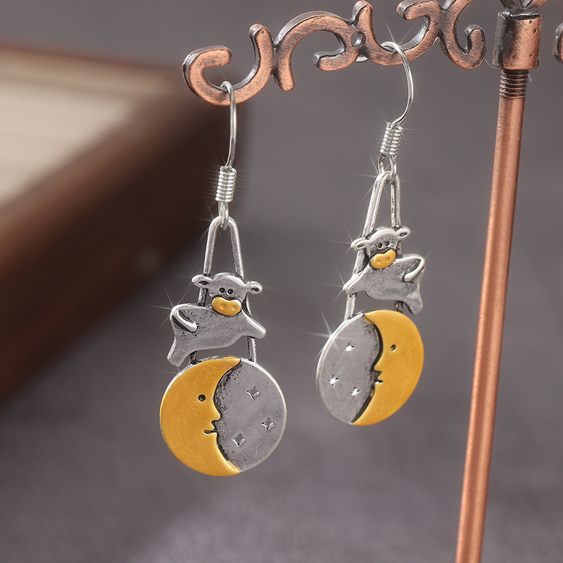 Creative Funny Animal Shaped Metal Dangle Earrings For Women Moon Star Pattern Pendant Earrings Two Tone Jewelry Idea
