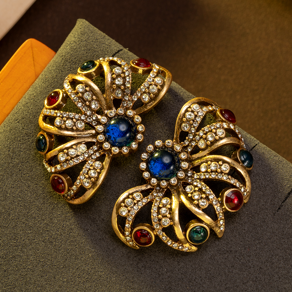 1 Pair of Vintage Hollow-Out Flower-Shaped Blue Rhinestone-Studded Fashionable and Elegant Earrings Suitable for Women's Daily Wear and -Giving