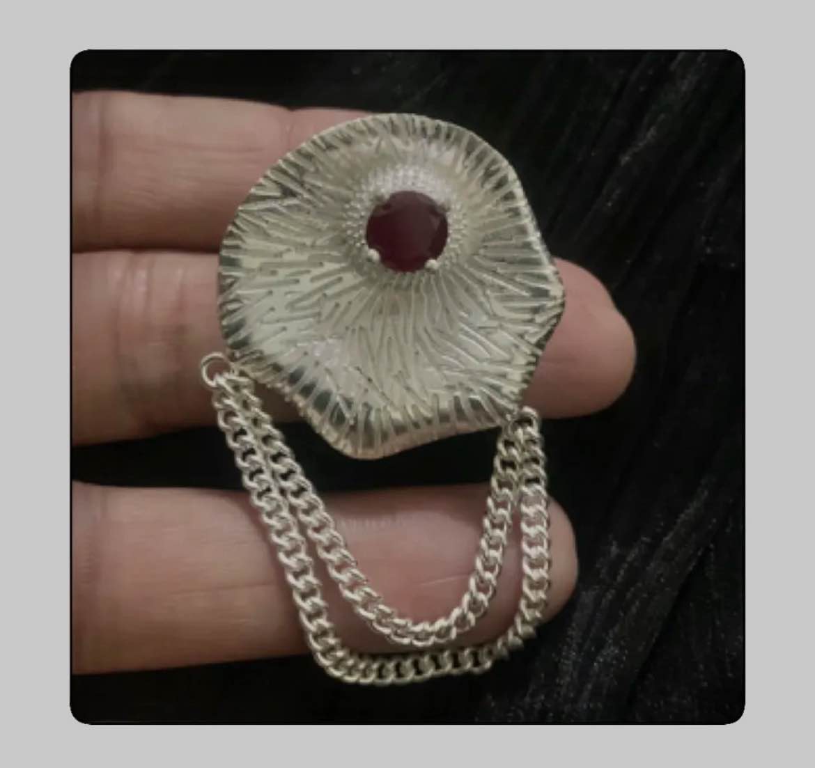 Round Shaped Brooch New Design Unisex
