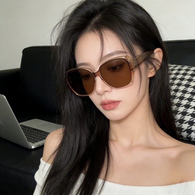 1pcs New clip-on glasses, large-frame retro unisex style, fits regular fashion glasses, ideal choice.