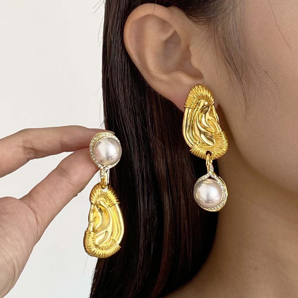 Vintage Gold Ear Pearl Drop Earrings Women's Unique Asymmetric Dangle Earrings Exaggerated Retro Jewelry Accessory for Party