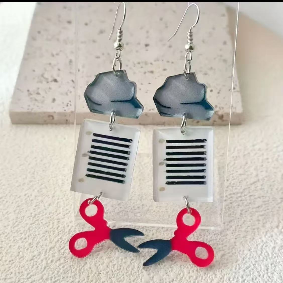 1 Pair Quirky Rock-Paper-Scissors Pendant Earrings - Striped Acrylic Dangle Earrings with Red Scissors Charm pen gpt