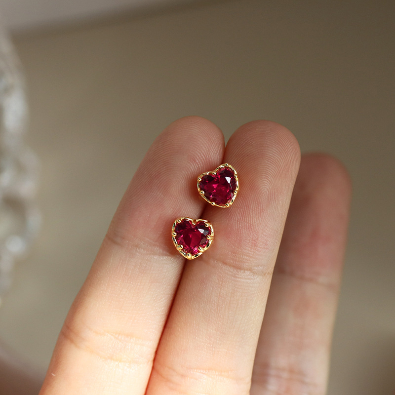 Huitan Charming Heart Red Zirconia Pierced Earrings Bridal Wedding Jewelry Chic Ear Stud Graceful Lady Engagement Accessories