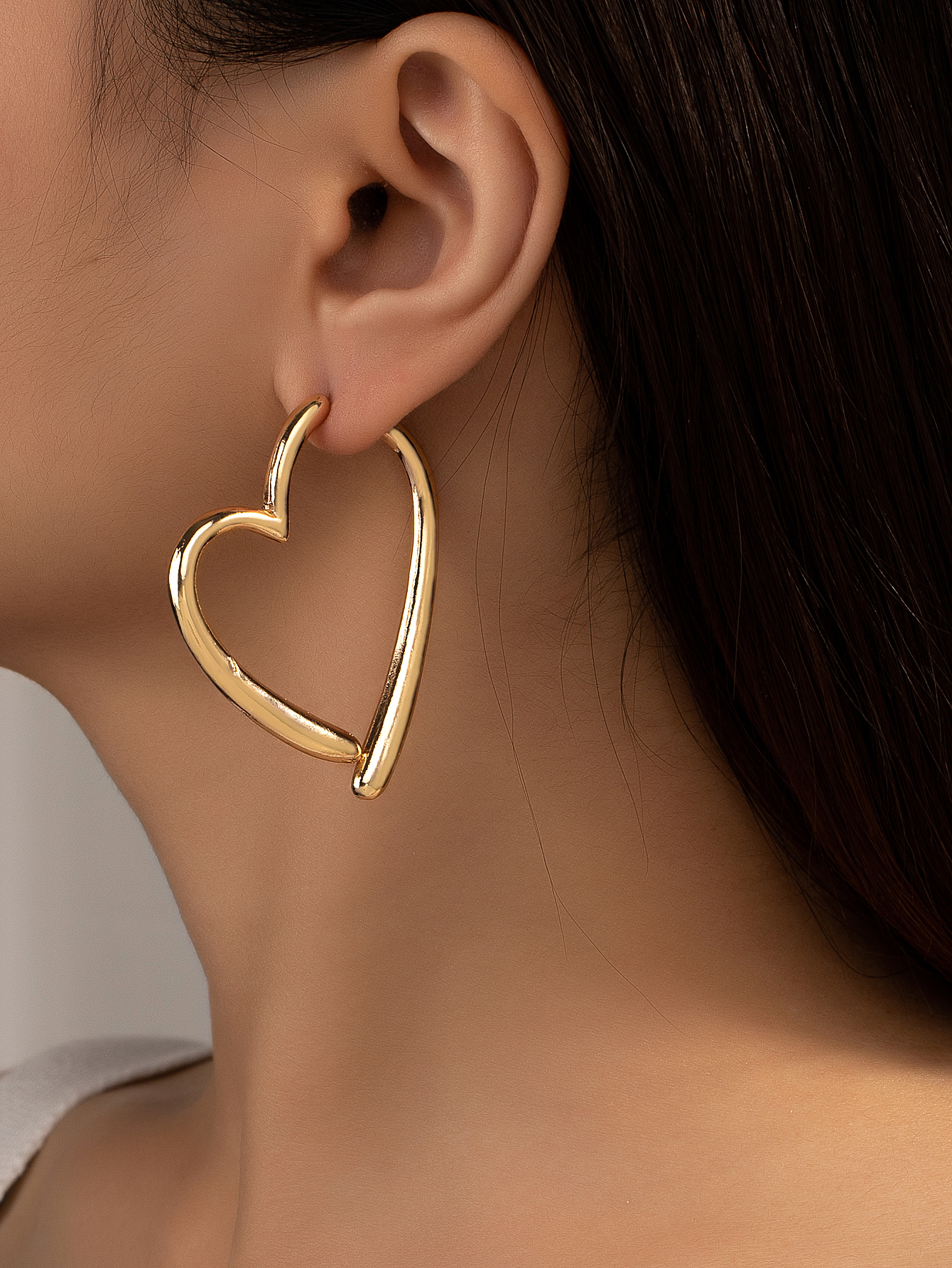 1 Pair of New Fashionable, Simple and Personalized Holiday Heart Earrings