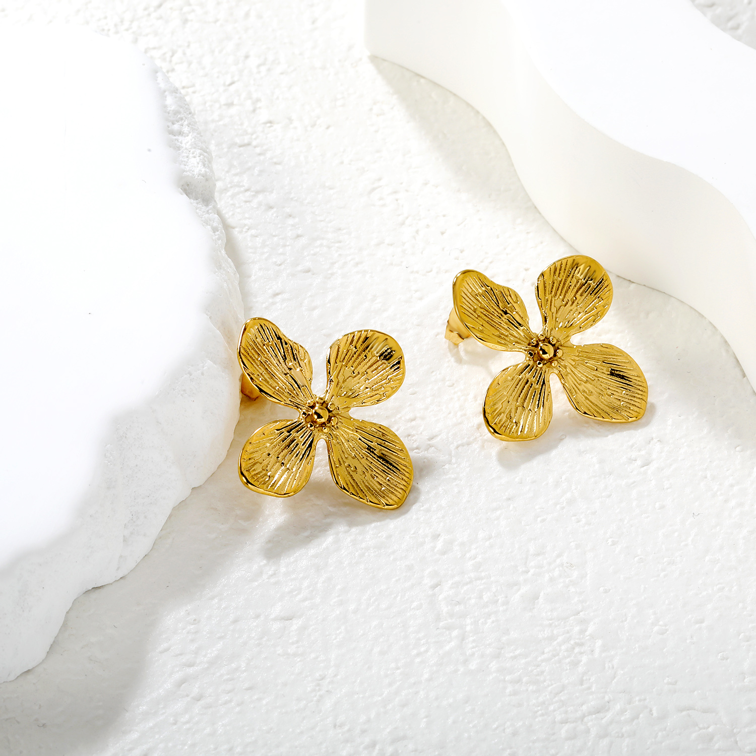 1 Pair of Sweet and Cute Flower Stud Earrings made of Stainless Steel with Gold Plating, Delicate and Fashionable for Girls
