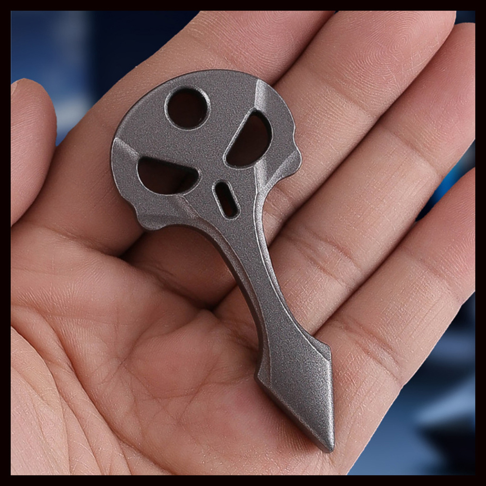 Small skull Multi-functional metal EDC necklace with paracord, alloy pendant, portable emergency tool for outdoor camping.