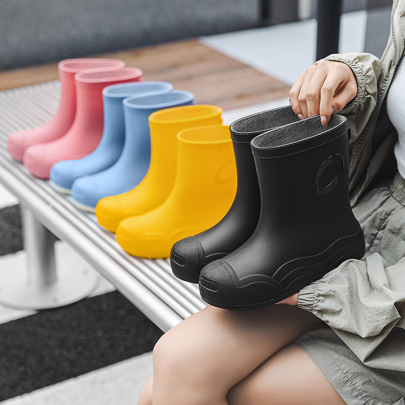 Lightweight rain boots for women, mid tube Japanese rain boots, anti slip, waterproof, wear-resistant thick soled shoes,