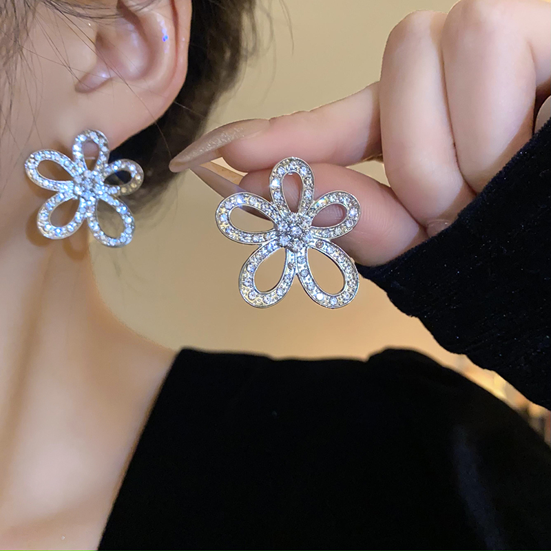 Metal Hollowed Flower Imitation Pearl Rhinestones Link Dangle Earrings for Women Fashion Temperament Fairycore Earring New K-