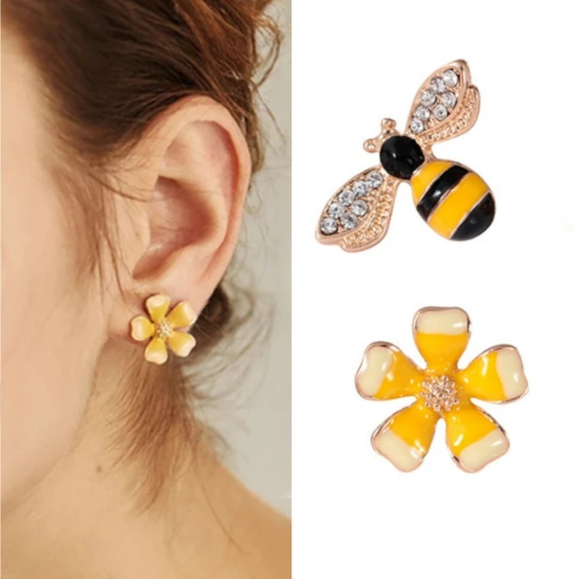 1 Pair New Simple Atmosphere Crystal Ladies Popular Bee Stud Earrings Sweet Stud Earrings