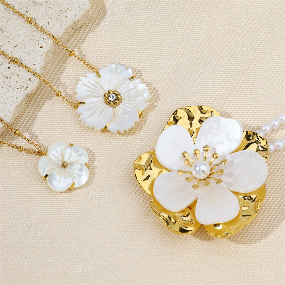Kissmoon Exaggerated Flower Pendant Necklace for Women Stainless Steel Exquisite Flower Beaded Chain Necklace Jewelry